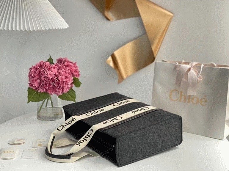 Reference image illustrating Replica Chloé Medium Woody Tote Bag in Grey Felt – A Detailed Style Guide