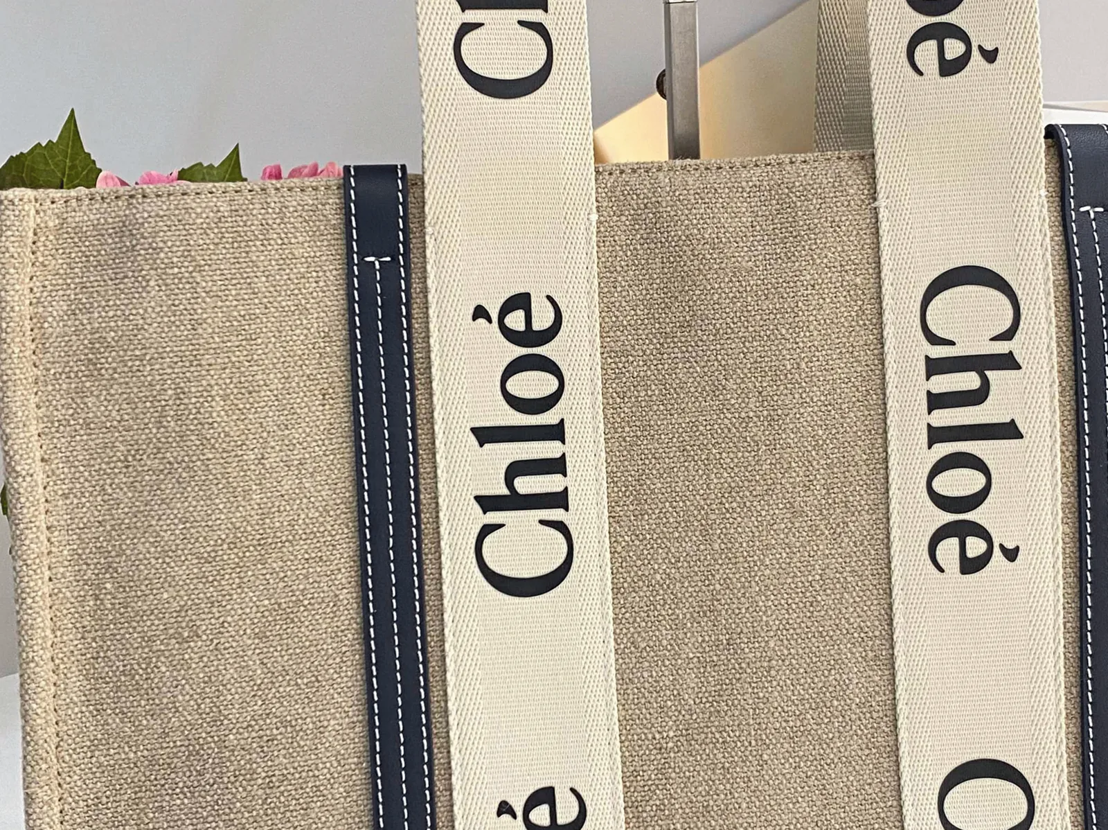 Reference image illustrating Replica Chloe Woody Large Tote Bag in Linen Canvas with Navy Blue Leather – Style & Design Guide