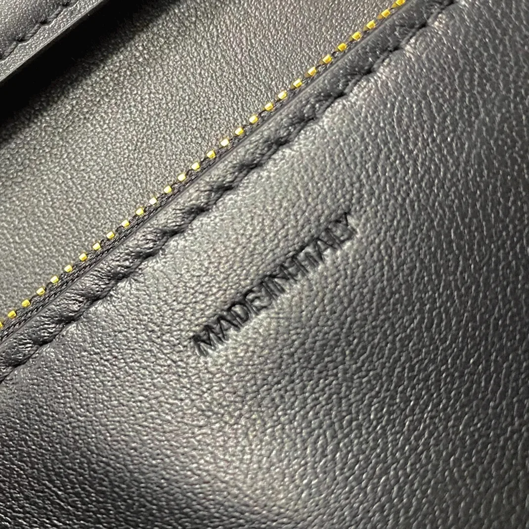 Reference image illustrating Replica Celine Classic Box Medium Bag in Black – A Detailed Style Guide