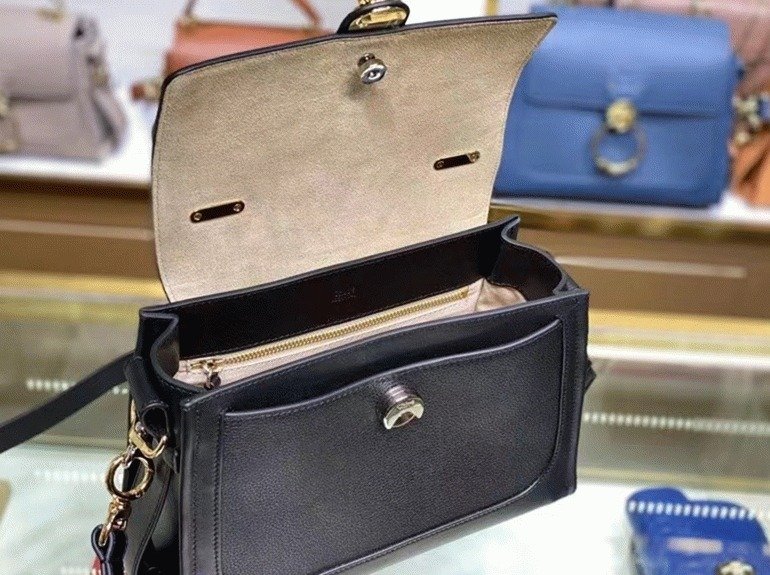Reference image illustrating Replica Chloe Small Tess Day Bag in Black Grained Leather – A Detailed Style Guide