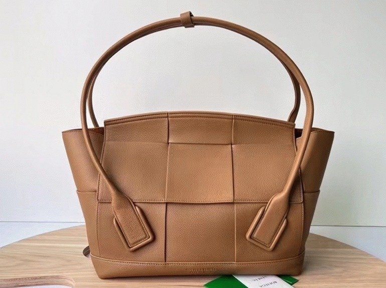 Reference image illustrating Replica Bottega Veneta Arco Medium Bag in Caramel – Design, History & Styling Guide