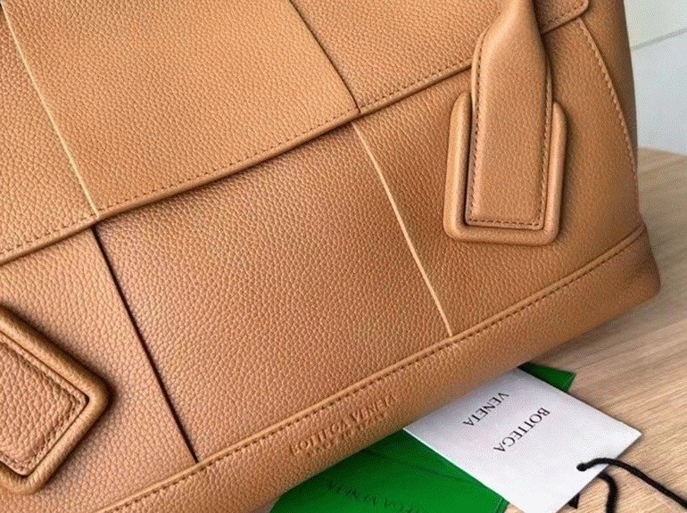 Reference image illustrating Replica Bottega Veneta Arco Medium Bag in Caramel – Design, History & Styling Guide