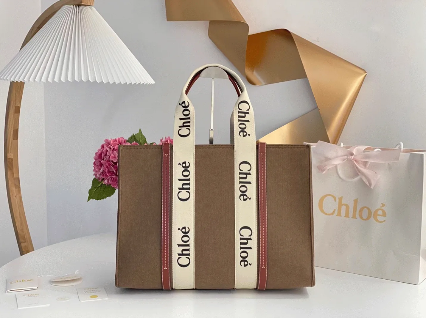Reference image illustrating Replica Chloé Medium Woody Tote Bag in Brown Felt – A Detailed Style Guide