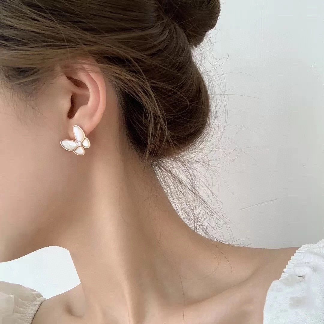 Replica Van Cleef & Arpels Butterfly Earrings: A Detailed Style Guide thumbnail