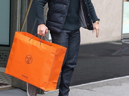A Luxury Shopper’s GIF Journey Through the Holiday Gift Rush thumbnail