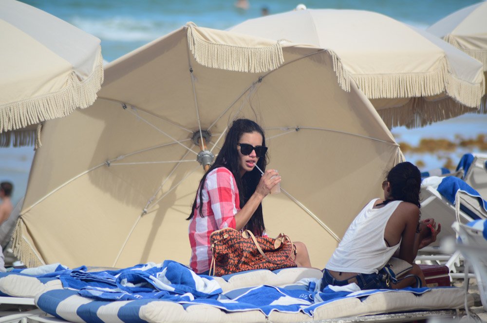 Reference image illustrating Adriana Lima’s Louis Vuitton Stephen Sprouse Graffiti Neverfull: A Beach-Ready Icon