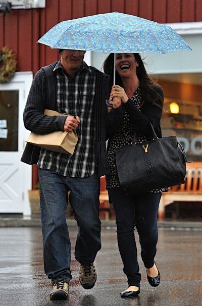 Reference image illustrating Alanis Morissette’s Understated Luxury Handbag Collection: A Casual Style Icon’s Designer Bag Guide