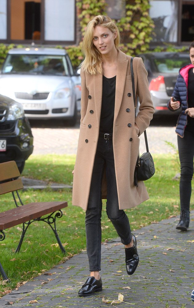 Reference image illustrating Anja Rubik’s Effortless Off-Duty Look: The Gucci Soho Disco Bag in Warsaw