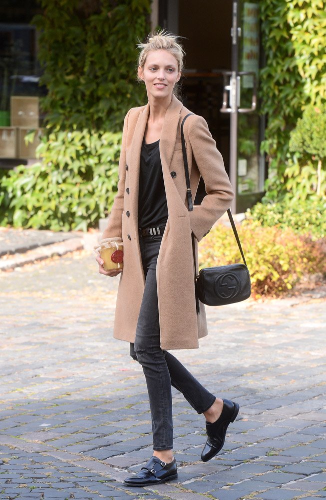 Reference image illustrating Anja Rubik’s Effortless Off-Duty Look: The Gucci Soho Disco Bag in Warsaw