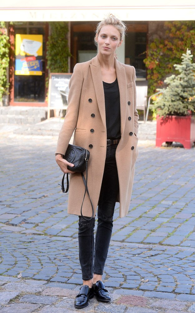 Reference image illustrating Anja Rubik’s Effortless Off-Duty Look: The Gucci Soho Disco Bag in Warsaw