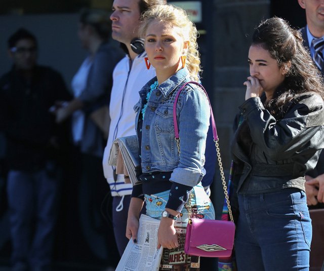 Reference image illustrating AnnaSophia Robb’s Hot Pink Diane von Furstenberg Flirty Lips Mini Crossbody on The Carrie Diaries Set