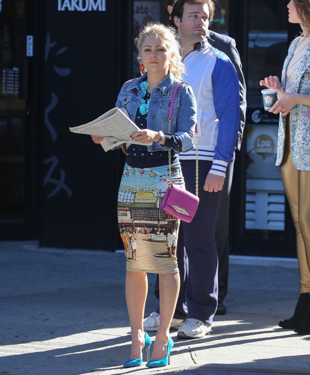 Reference image illustrating AnnaSophia Robb’s Hot Pink Diane von Furstenberg Flirty Lips Mini Crossbody on The Carrie Diaries Set