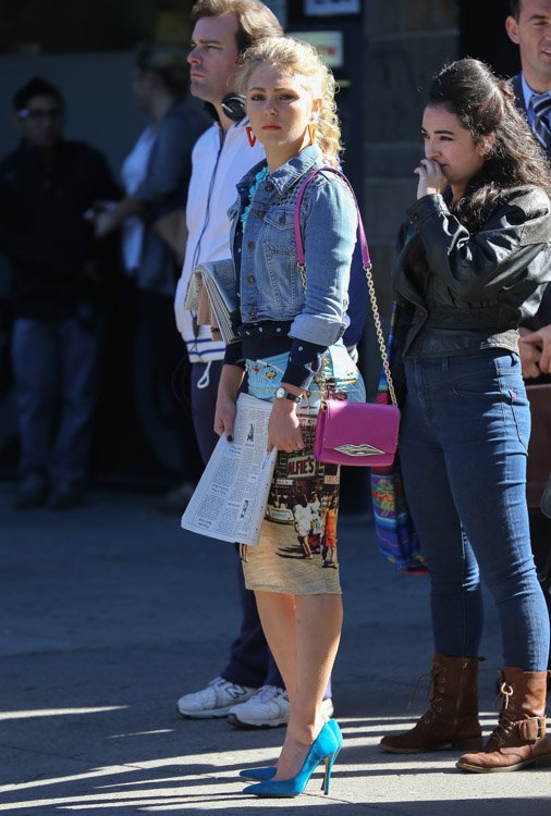 Reference image illustrating AnnaSophia Robb’s Hot Pink Diane von Furstenberg Flirty Lips Mini Crossbody on The Carrie Diaries Set