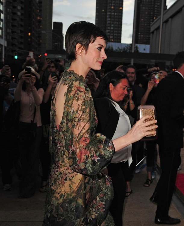 Reference image illustrating Anne Hathaway’s Roger Vivier Boîte de Nuit Clutch Steals the Show at the NYC Ballet Fall Gala