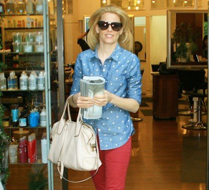 Elizabeth Banks Spotted with Tod’s D-Styling Bag During Casual Salon Visit in Beverly Hills thumbnail