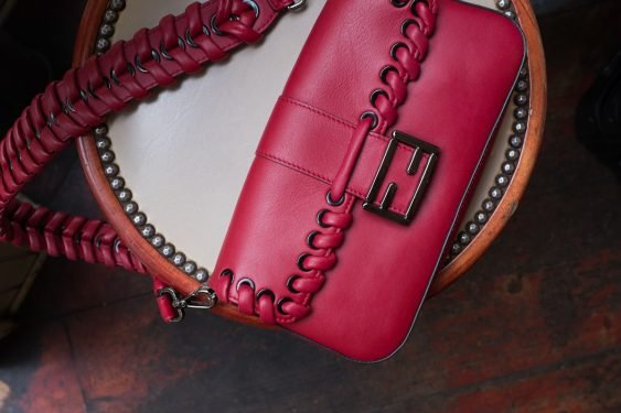 Fendi Baguette Whipstitch Bag Review: Why This Iconic Shoulder Bag Works for Daily Wear thumbnail