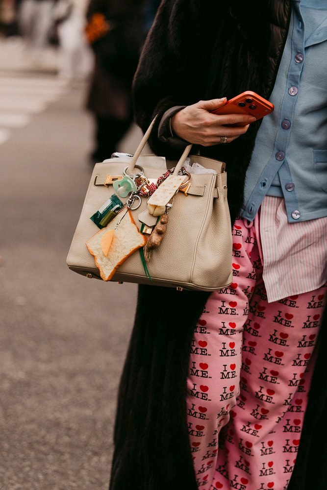 Reference image illustrating How Social Media Shapes Luxury Handbag Purchases: From Inspiration to Influence