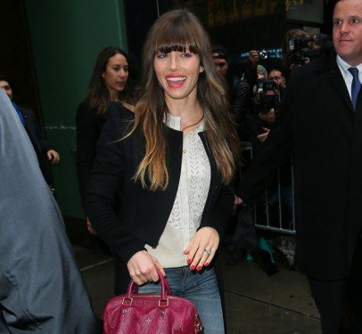 Jessica Biel Matches Her Lipstick to a Louis Vuitton Speedy Bandouliere Empreinte in Orient thumbnail