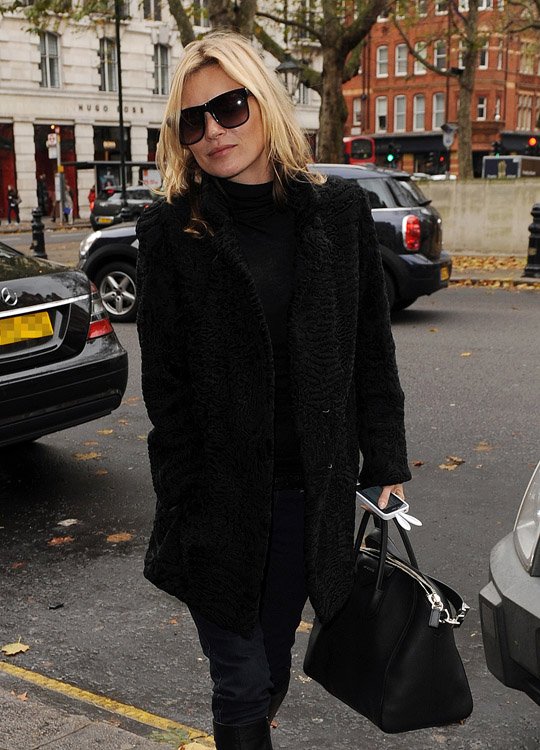 Reference image illustrating Kate Moss Carries the Givenchy Antigona: A Street Style Moment That Confirms the Bag’s Iconic Status