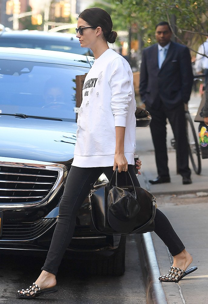 Reference image illustrating Lily Aldridge’s Givenchy Antigona Bag: A Supermodel’s Go-To Street Style Staple