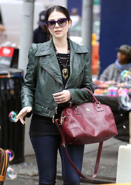 Reference image illustrating Michelle Trachtenberg’s Tory Burch Robinson Satchel and Cat Eye Sunglasses: A Street Style Look