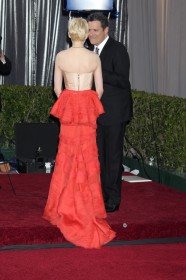 Reference image illustrating Michelle Williams at the 2012 Oscars: A Louis Vuitton Coral Dream and Bottega Veneta Knot Clutch