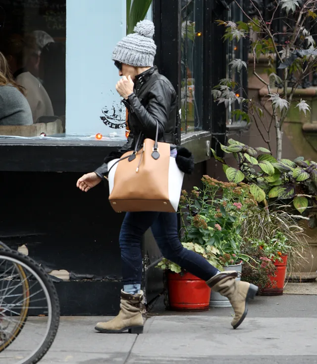 Reference image illustrating Sarah Jessica Parker’s Michael Kors Miranda Tote: A Petite Icon’s Oversized Statement