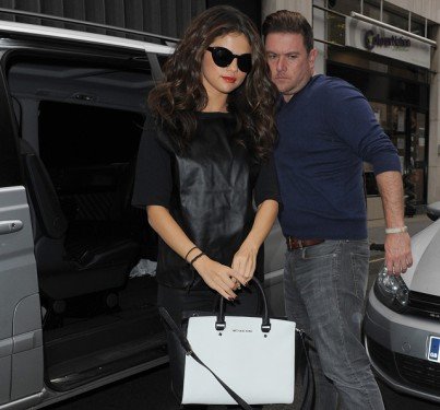 Selena Gomez’s MICHAEL Michael Kors Selma Bag in London: A Timeless Celebrity Favorite thumbnail