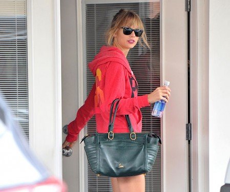 Taylor Swift Spotted with a Dark Green Christian Louboutin Farida Tote After Gym Session thumbnail