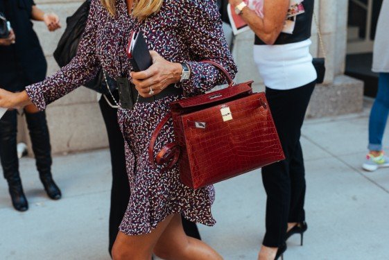 Why Millennial Handbag Buyers Prioritize Quality Over Brand Names: A New Study thumbnail