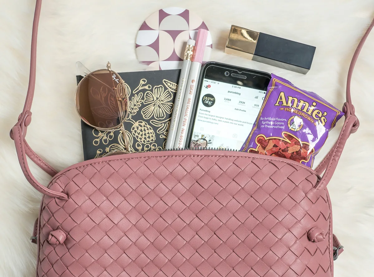 Reference image illustrating Bottega Veneta Messenger in Dusty Rose: A Perfect Blend of Subtle Pink and Intrecciato Craft