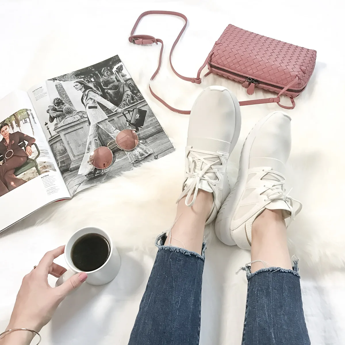 Reference image illustrating Bottega Veneta Messenger in Dusty Rose: A Perfect Blend of Subtle Pink and Intrecciato Craft