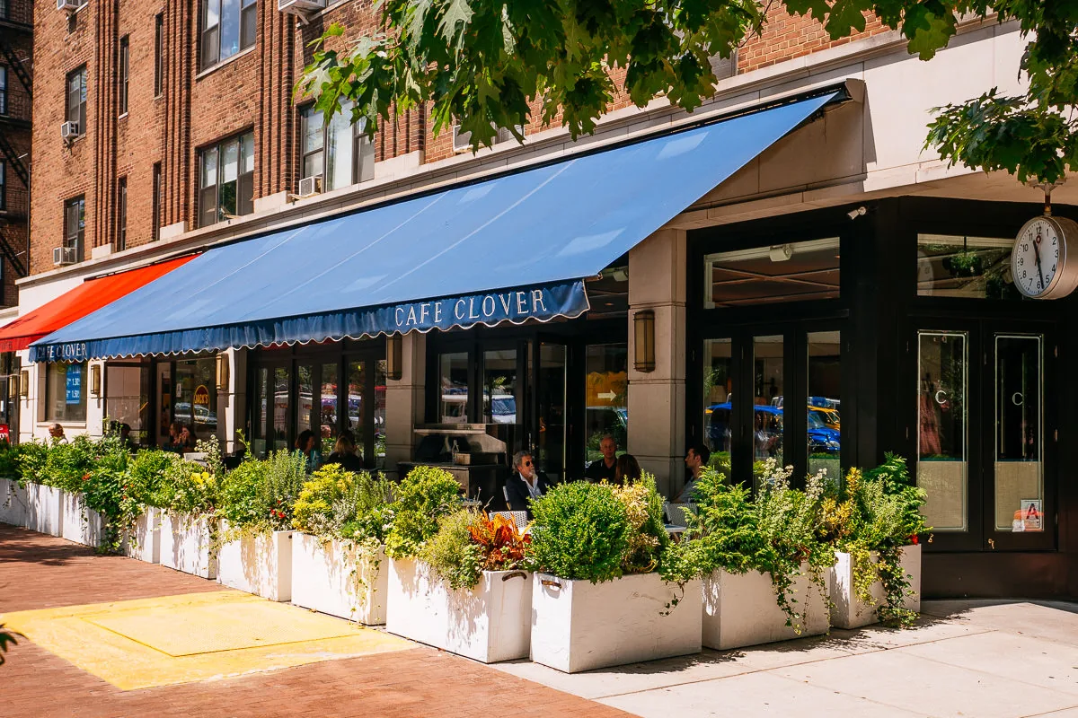 Reference image illustrating Styling Coach’s Glitter Tea Rose Bags at NYC’s Cafe Clover: A Luxury Lunch Guide