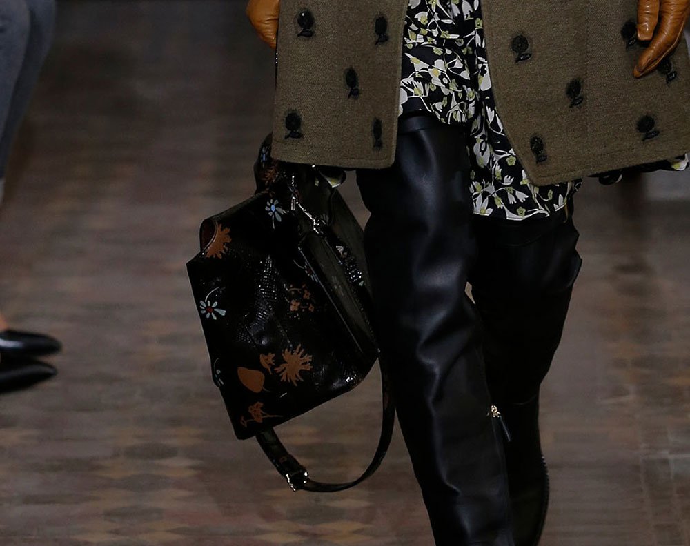 Reference image illustrating Valentino Pre-Fall 2017 Introduces a Spacious New Structured Satchel
