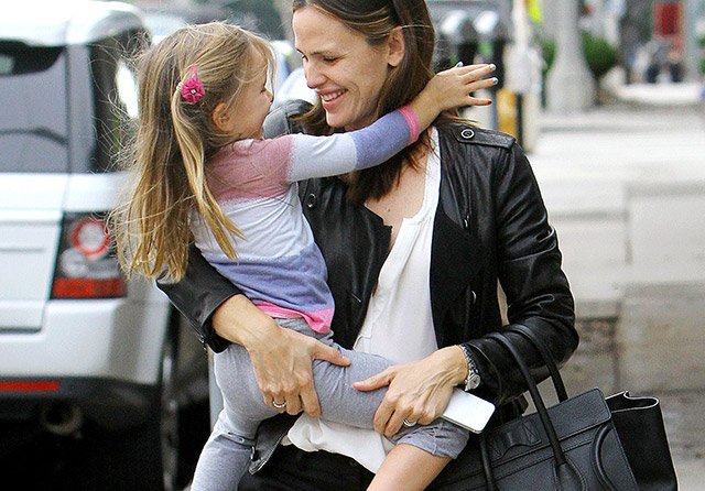 Reference image illustrating Jennifer Garner carries her daughter and a Celine Luggage Tote