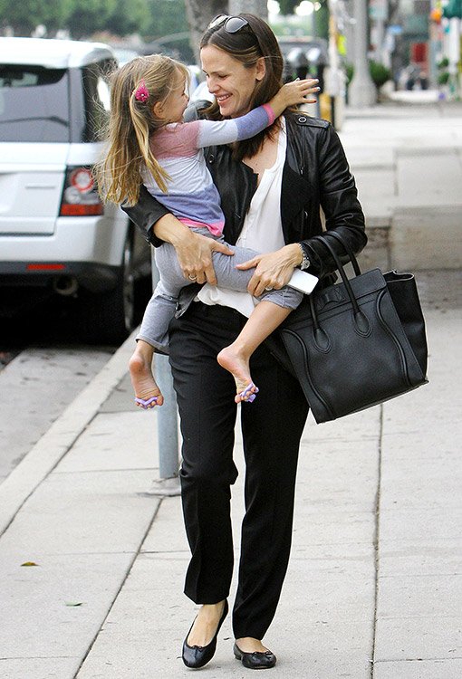 Reference image illustrating Jennifer Garner carries her daughter and a Celine Luggage Tote